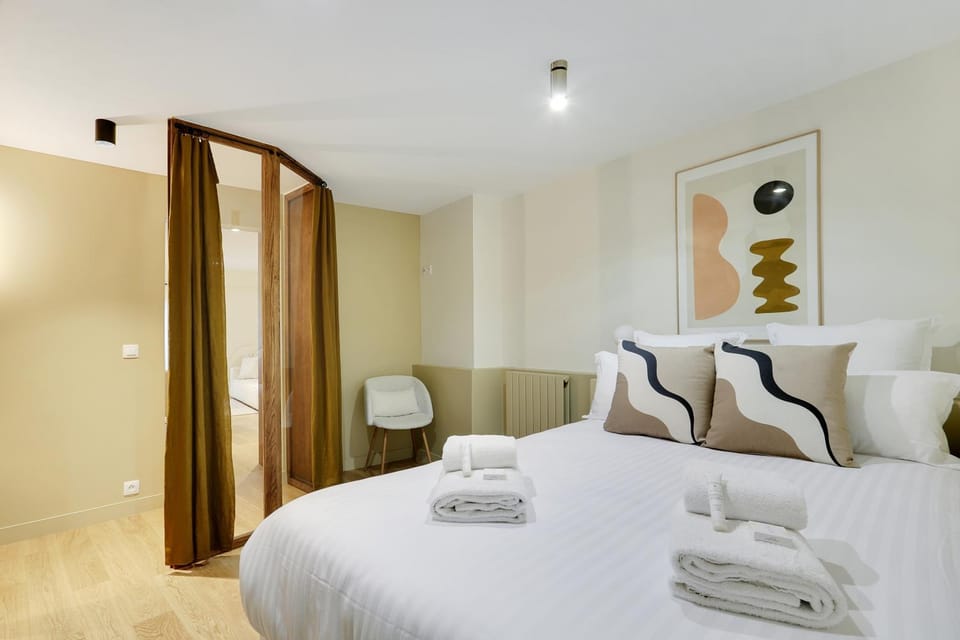 Bed, Photo of the whole room, Bedroom, towels
