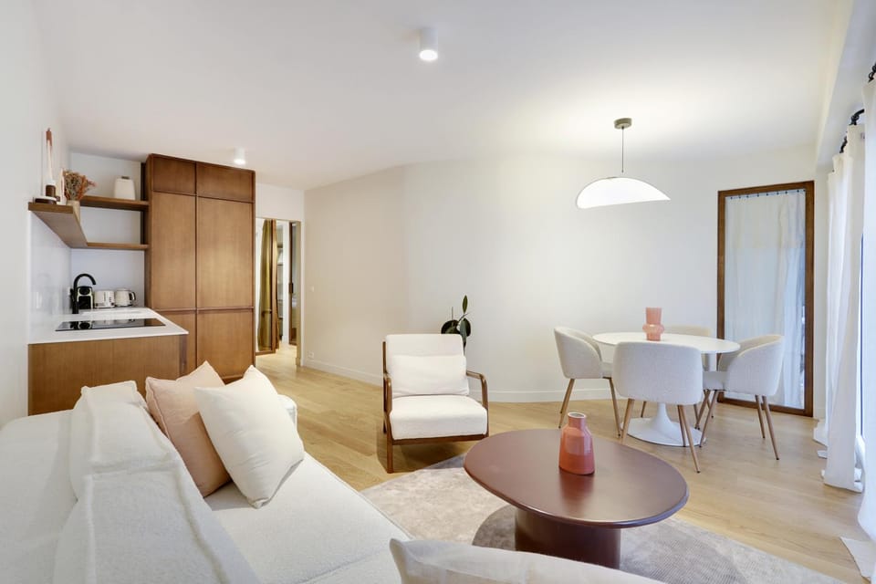 Kitchen or kitchenette, Living room, Seating area, Dining area