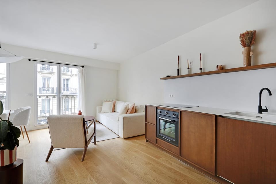 Kitchen or kitchenette, Living room, Seating area, Dining area, stove