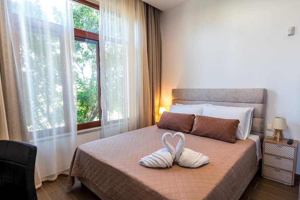 Bed, Bedroom, towels