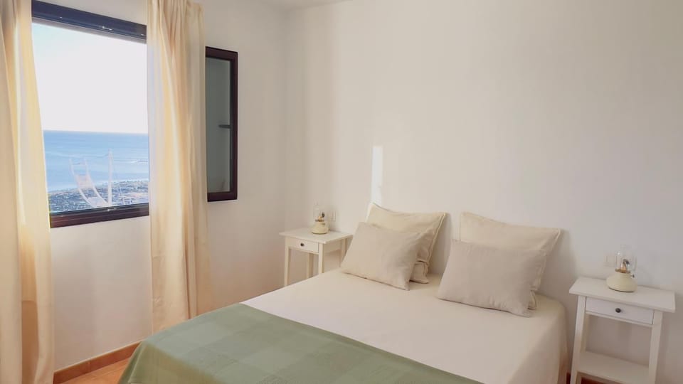 Bed, Natural landscape, Photo of the whole room, Bedroom