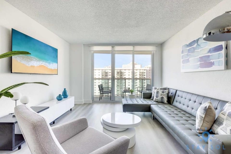 Beachside Bliss: 1BR Retreat Amenities Apartment in Sunny Isles Beach