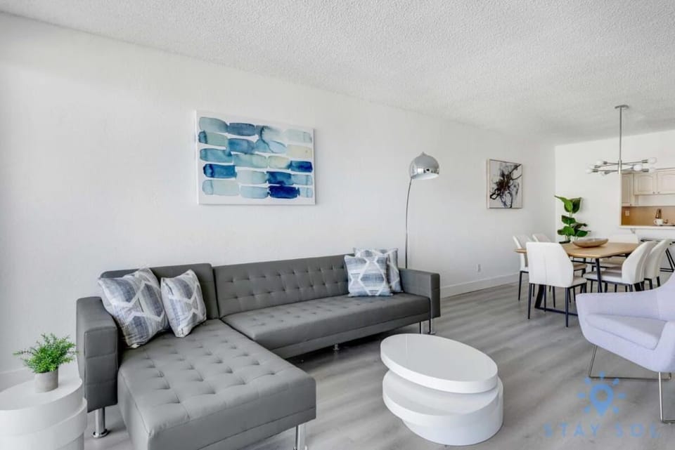 Beachside Bliss: 1BR Retreat Amenities Apartment in Sunny Isles Beach