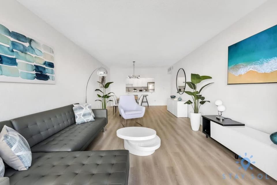 Beachside Bliss: 1BR Retreat Amenities Apartment in Sunny Isles Beach