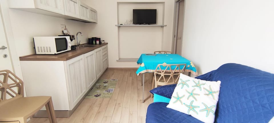 TV and multimedia, Coffee/tea facilities, Kitchen or kitchenette, Living room, Seating area, Dining area, minibar, stove