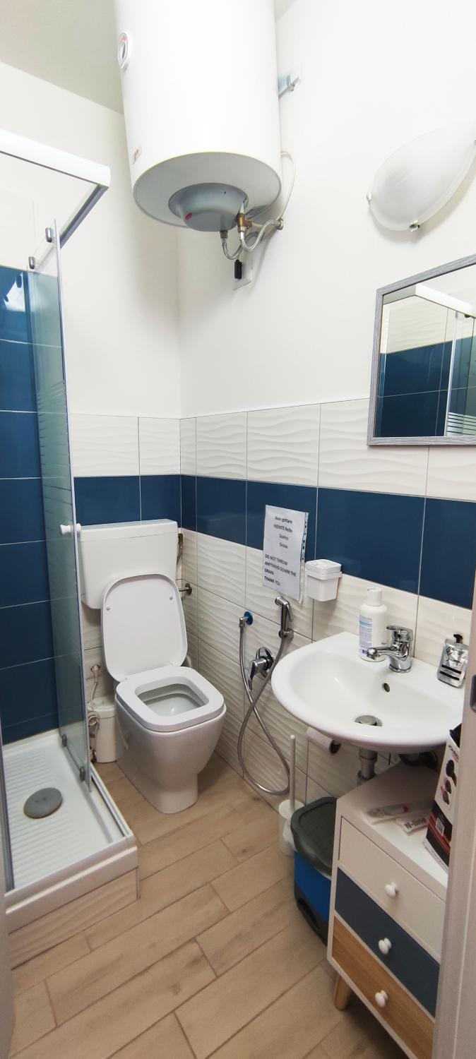 Shower, Toilet, Bathroom, towels