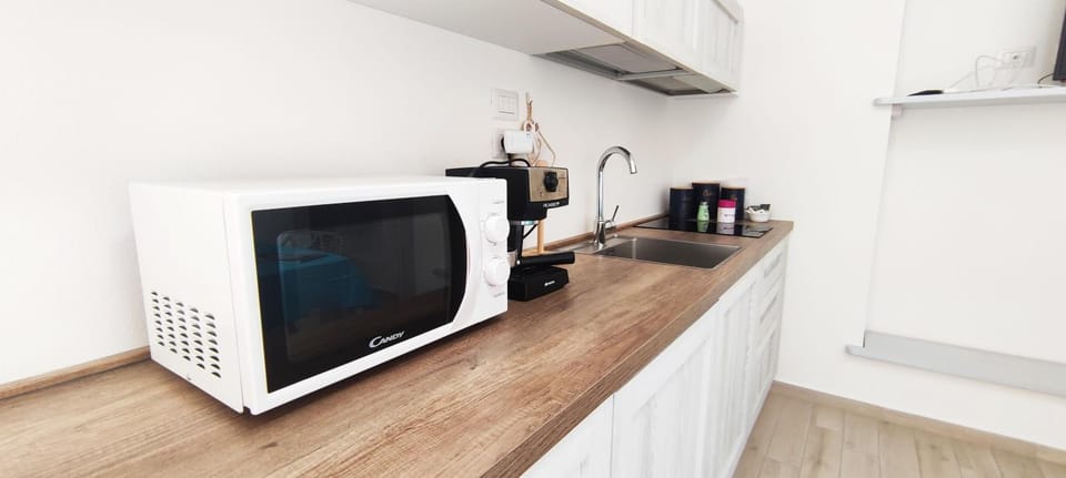 Kitchen or kitchenette, minibar