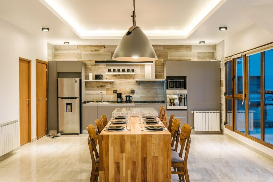 Kitchen or kitchenette, Dining area, minibar, oven, stove