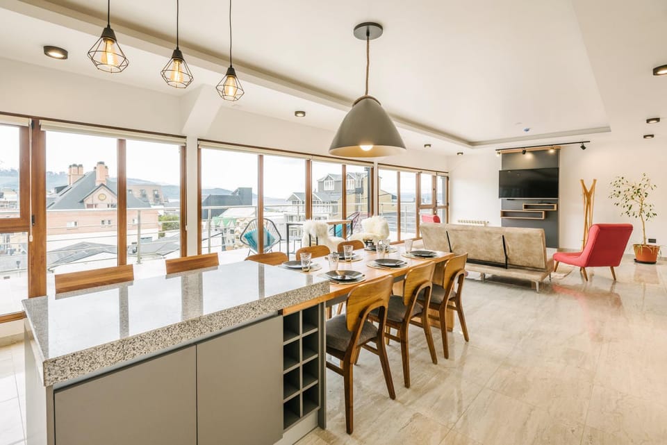 Kitchen or kitchenette, Living room, Seating area, Dining area, minibar, oven, pet friendly, stove