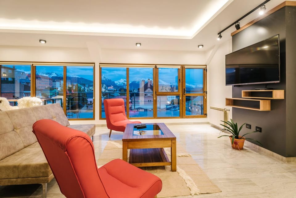 Communal lounge/ TV room, TV and multimedia, Living room, Seating area, Evening entertainment