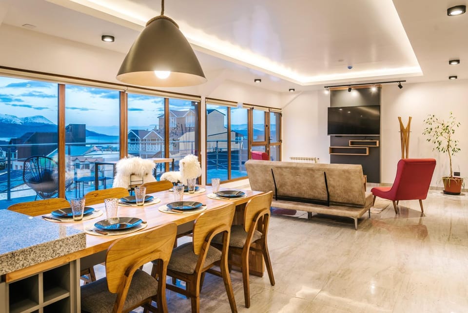 Kitchen or kitchenette, Living room, Seating area, Dining area