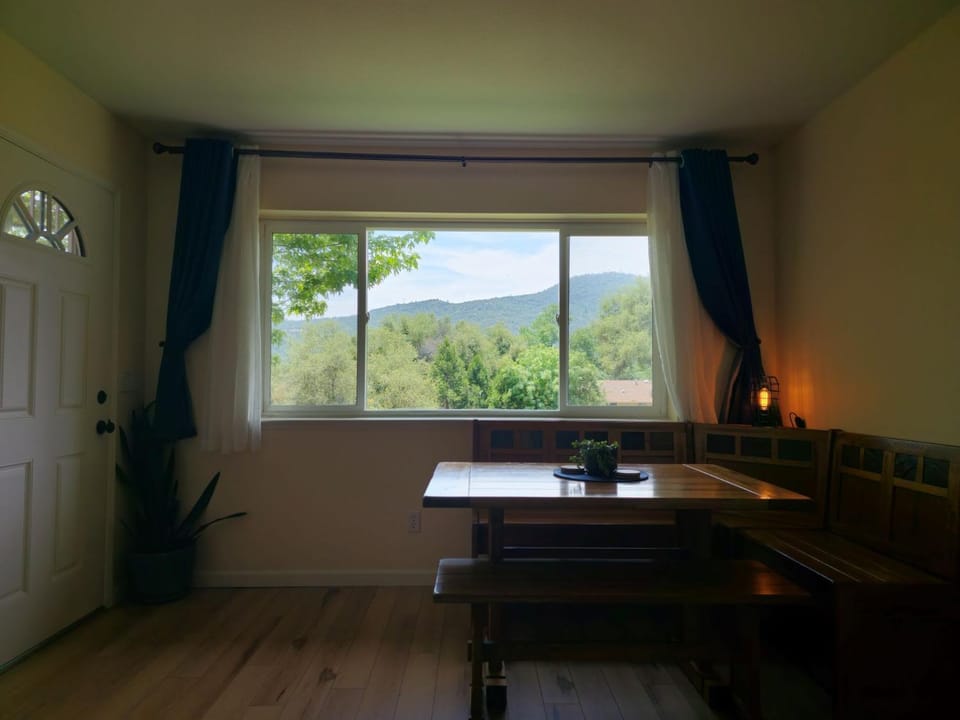Dining area, Mountain view