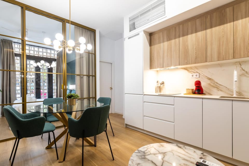 Kitchen or kitchenette, Dining area