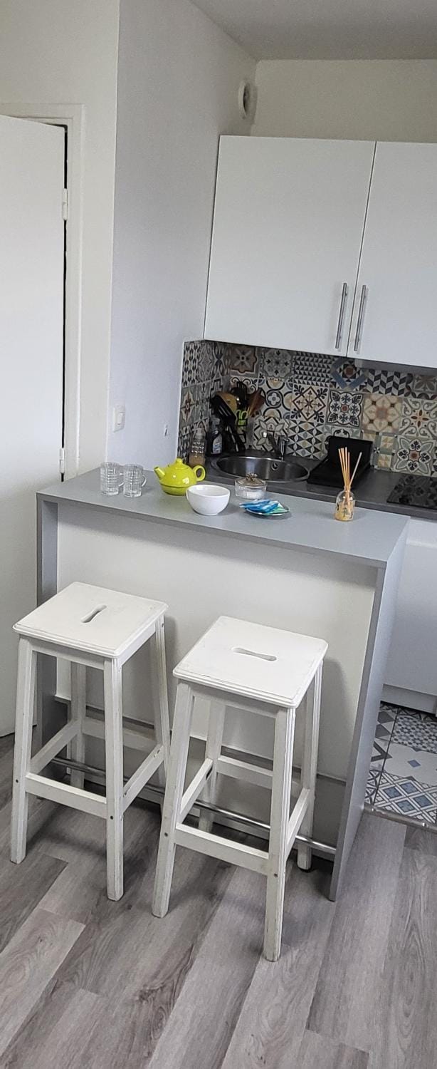 Kitchen or kitchenette, Dining area