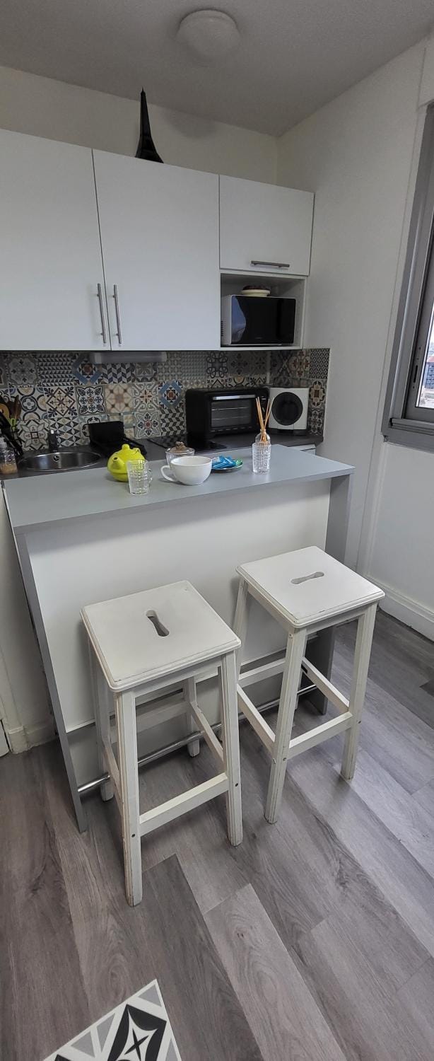 Kitchen or kitchenette, Dining area, minibar, stove