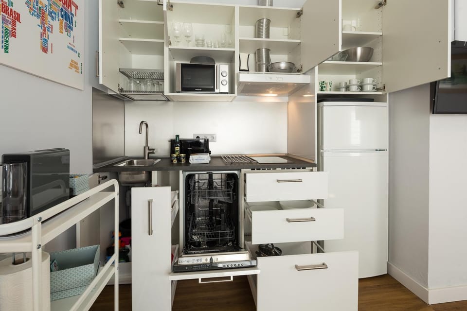 Kitchen or kitchenette, dishwasher, stove