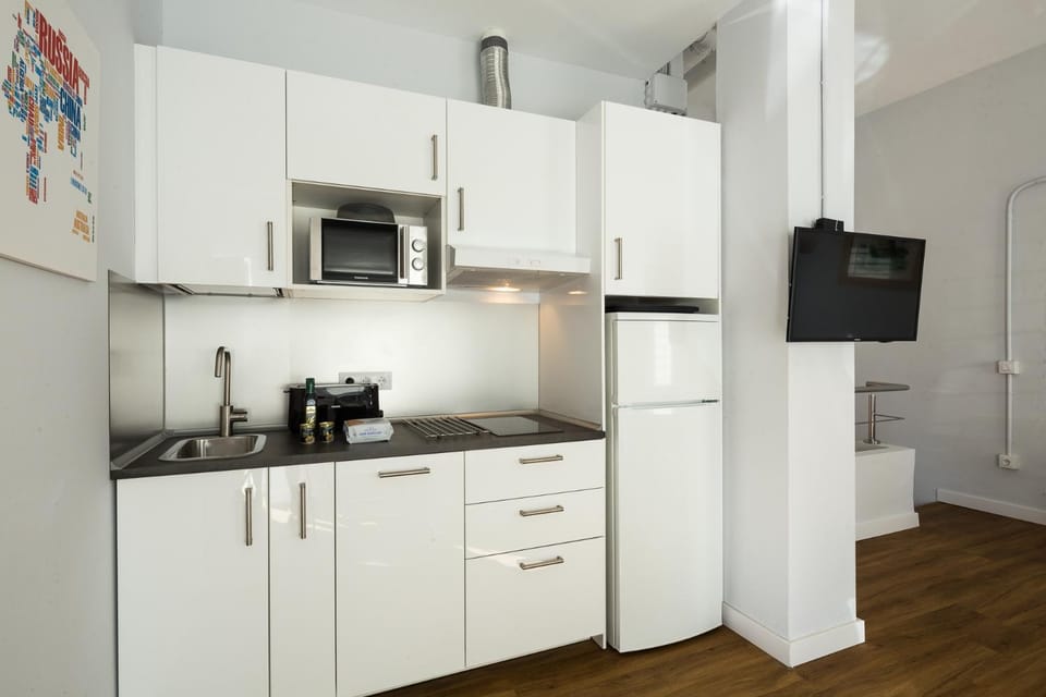 Kitchen or kitchenette, dishwasher, stove