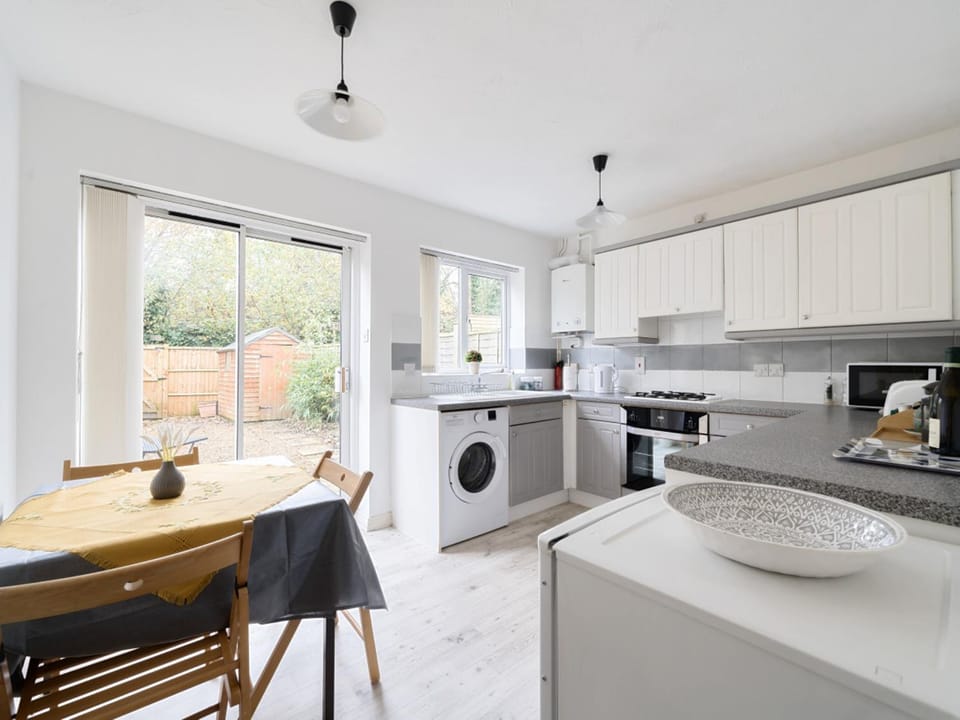 Kitchen or kitchenette, Other, Dining area, oven, stove, toaster, washing machine