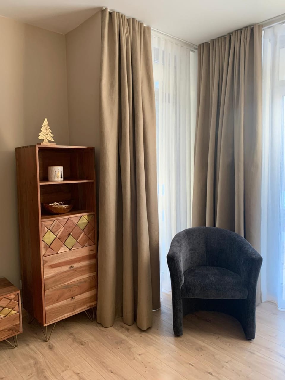 Bed, Living room, Photo of the whole room, Seating area