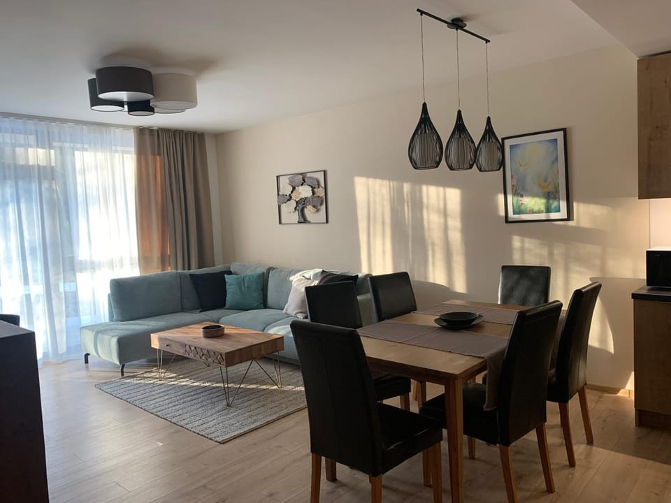 TV and multimedia, Living room, Seating area, Dining area