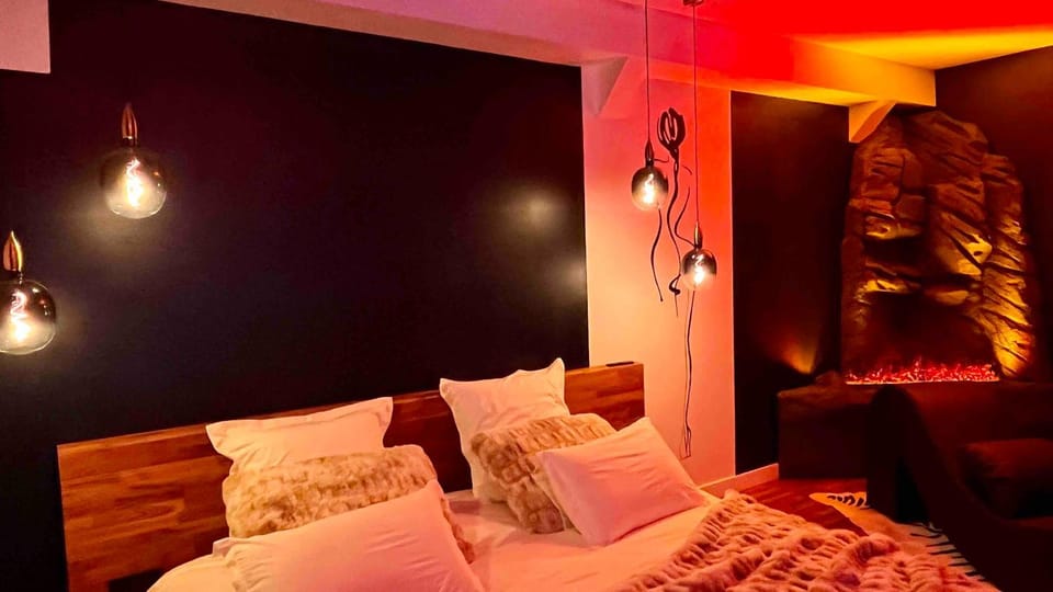 Bed, Living room, Photo of the whole room, Seating area, Bedroom