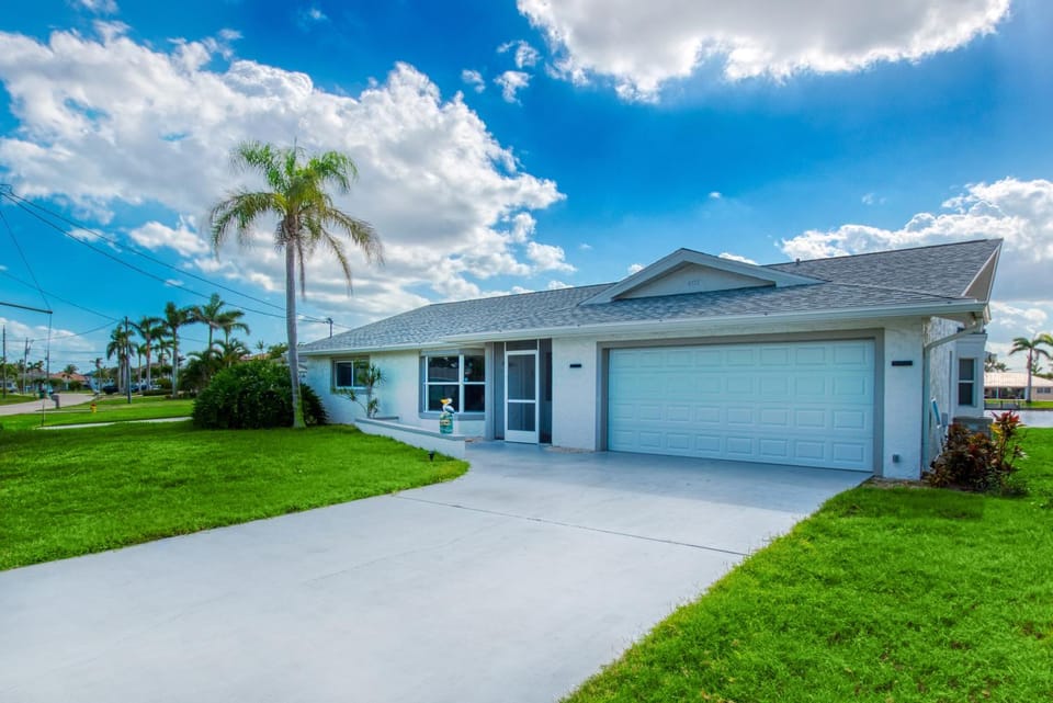 VILLA MIKADO - 3 BEDS - 3 BATHS - 6 GUESTS - GULF ACCESS & POOL/SPA - BOAT Villa in Cape Coral