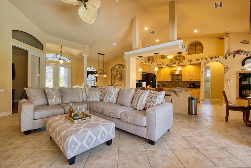 VILLA MIRACLE - 4 BEDS - 2 BATHS - 8 GUESTS - POOL/SPA - INCL. 10% OFF BOAT RENTAL Villa in Cape Coral