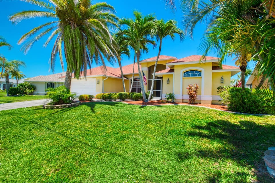 VILLA OLINDA - 3 BEDS - 2 BATHS - 6 GUESTS - GULF ACCESS & POOL - INCL. 10% OFF BOAT RENTAL Villa in Cape Coral