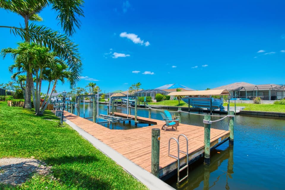 VILLA OLINDA - 3 BEDS - 2 BATHS - 6 GUESTS - GULF ACCESS & POOL - INCL. 10% OFF BOAT RENTAL Villa in Cape Coral