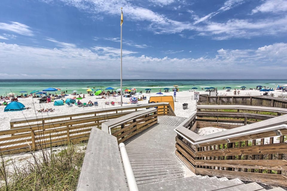 Winter Getaway: Destin Condo by Golf & Dining House in Destin