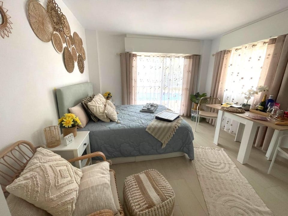 Bed, Seating area, Dining area