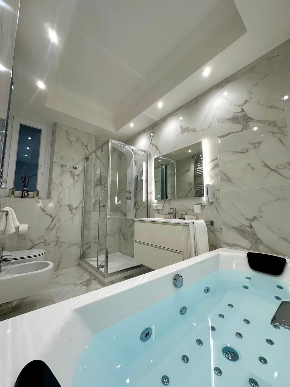Hot Tub, Bathroom