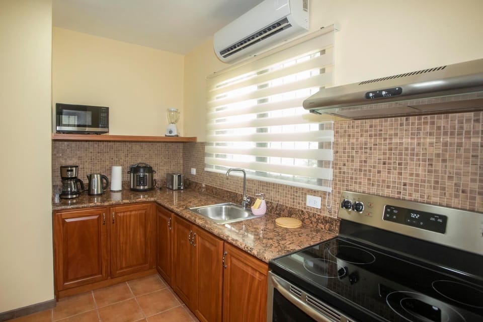 Three Bedroom Sunny Townhome House in Coco