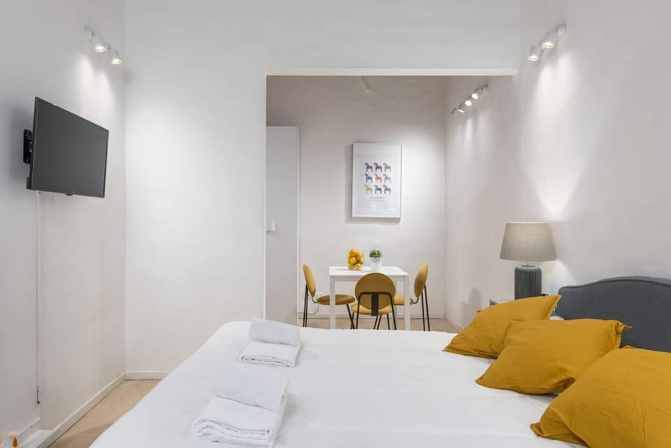 Bed, TV and multimedia, Living room, Photo of the whole room, Seating area, Bedroom, towels