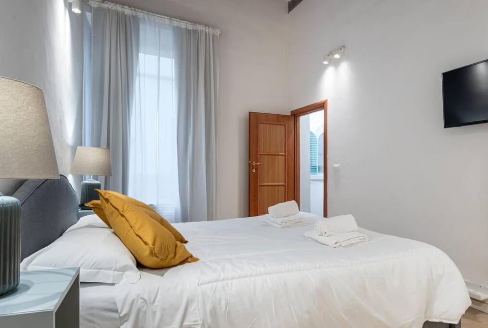 Bed, TV and multimedia, Bedroom, towels