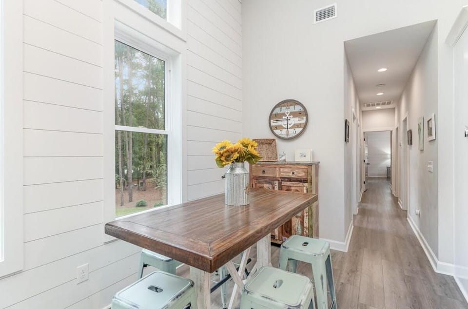 Bright Modern 4 Bdrm House Near Beach Pet Friendly House in South Carolina
