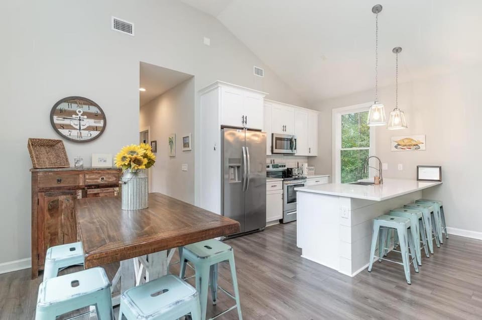 Bright Modern 4 Bdrm House Near Beach Pet Friendly House in South Carolina