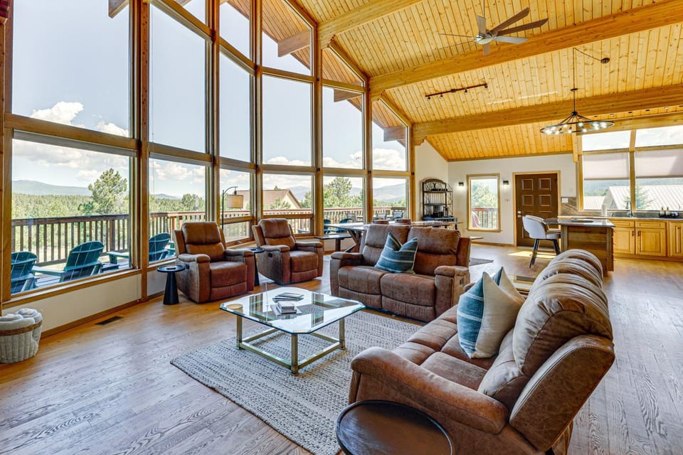 3 Mi to Ski Resort: Spacious Angel Fire Retreat House in Angel Fire
