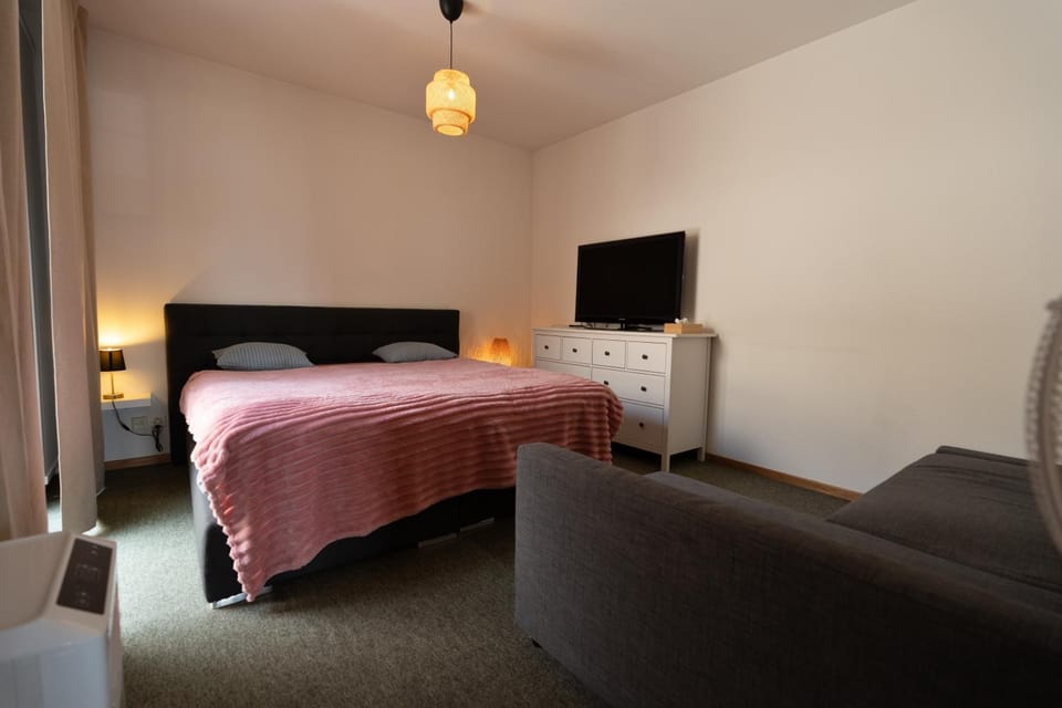 Bed, TV and multimedia, Bedroom