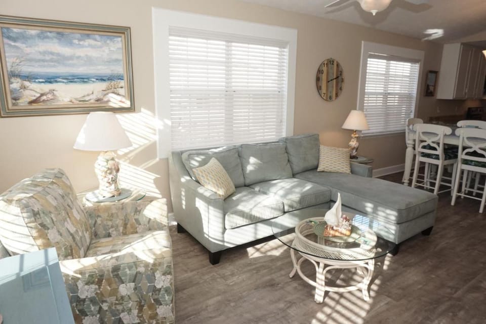 Living room, Seating area, Dining area, fireplace