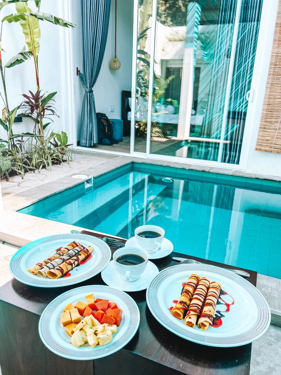 Food and drinks, Swimming pool, Dinner