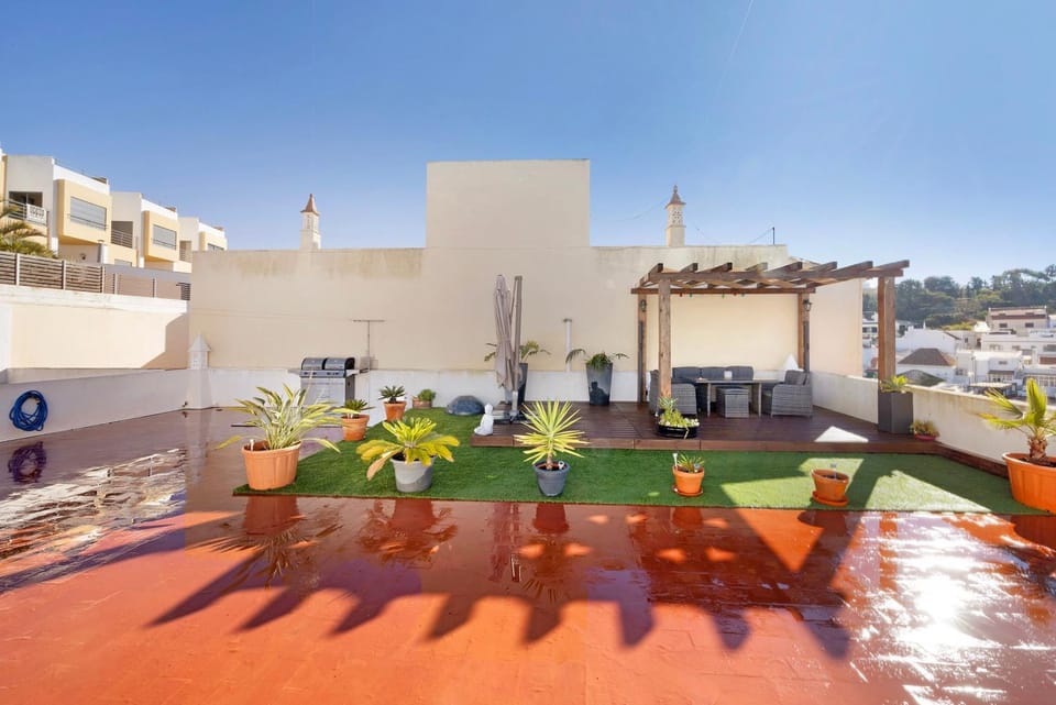 Property building, Balcony/Terrace, Living room, Swimming pool