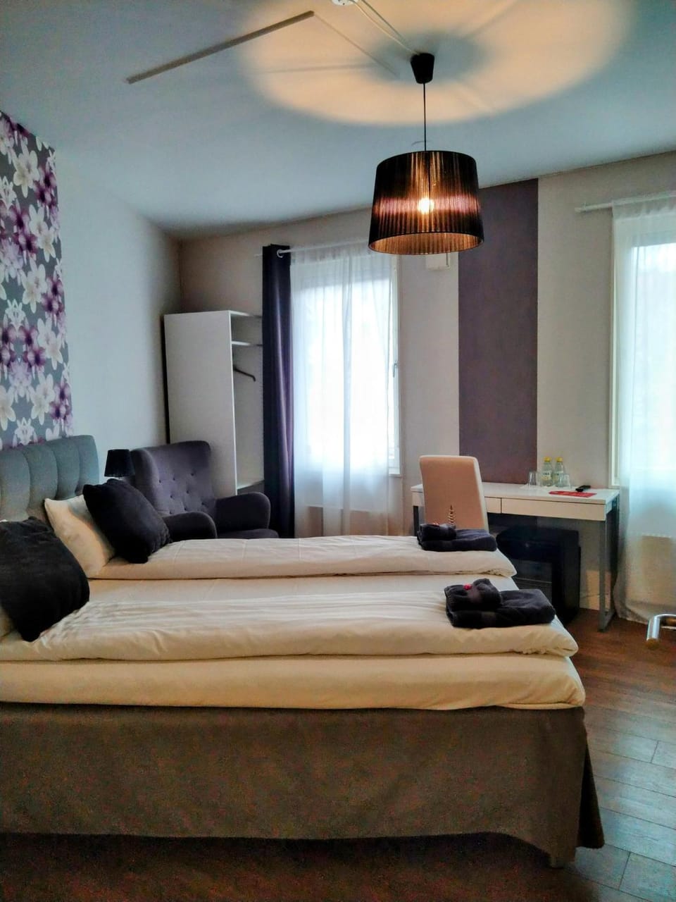 Bed, Photo of the whole room, Seating area