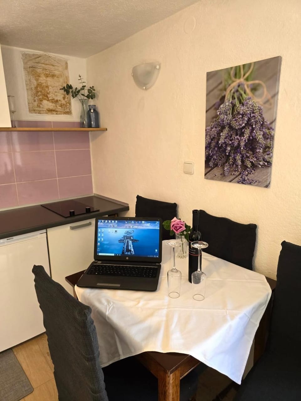 Kitchen or kitchenette, Dining area