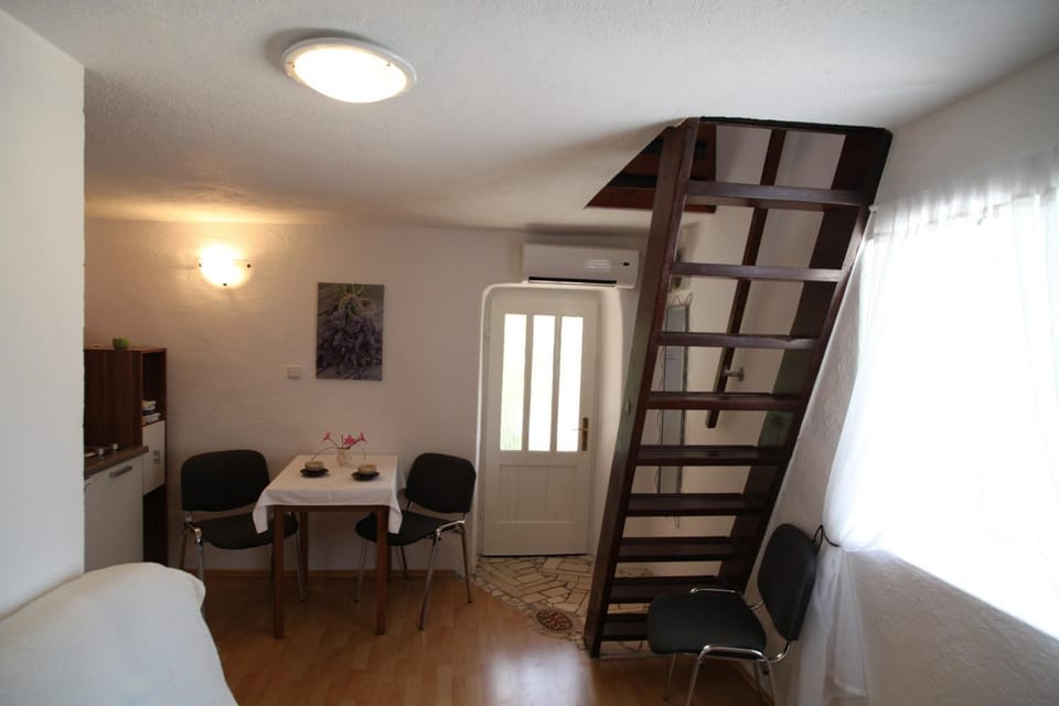 Dining area, Area and facilities