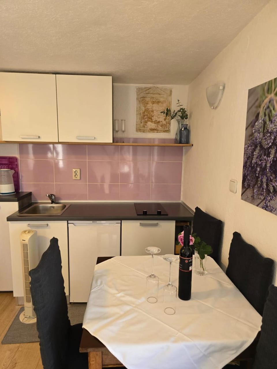 Kitchen or kitchenette, Dining area