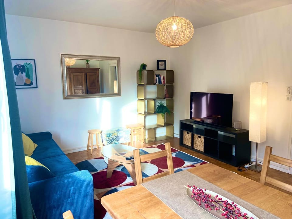 Living room, Seating area, Dining area