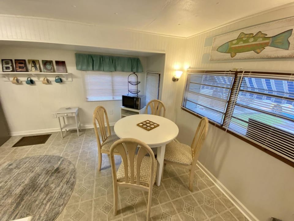 Seating area, Dining area