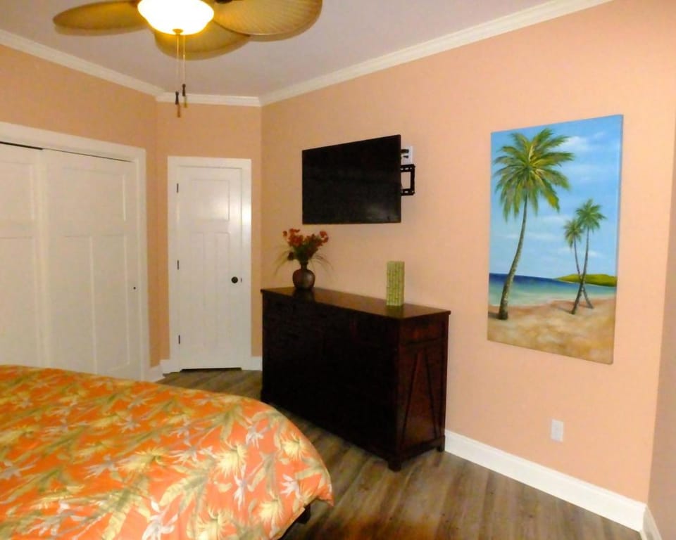 Bed, TV and multimedia, Evening entertainment, Bedroom, fireplace