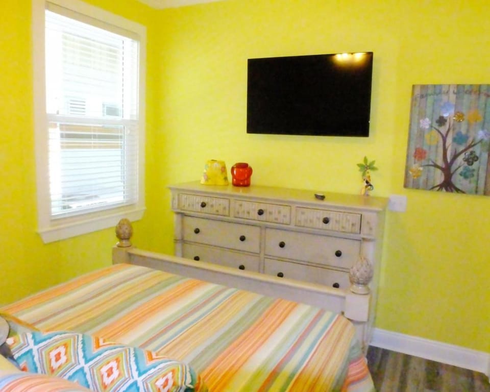 Bed, TV and multimedia, Evening entertainment, Bedroom